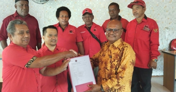 Alpius Toam Menjadi Bakal Calon Bupati Pertama Yang Mendaftar di DPC PDI Perjuangan Kabupaten Jayapura