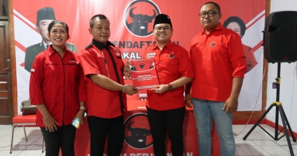 Abdi Dalem Keraton Yogyakarta Ambil Formulir Pendaftaran Bakal Calon Wali Kota 