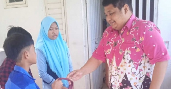 Achmad Hidayat Kunjungi Rusunawa Benowo Pakal, Motivasi Pendidikan dan Bantu Perlengkapan&nbsp;Sekolah