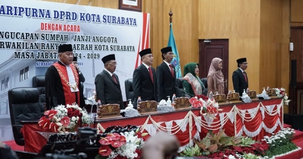 Adi Sutarwijono Minta Tingkatkan Sinergitas DPRD dan Pemerintah Daerah, di Pelantikan 50 Anggota DPRD Surabaya&nbsp;2024-2029
