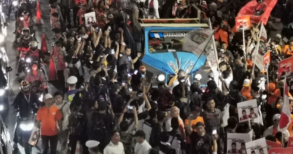 Ambil Nomor Urut di KPUD Jakarta, Pramono-Rano Ditemani Mandra dan&nbsp;Artis